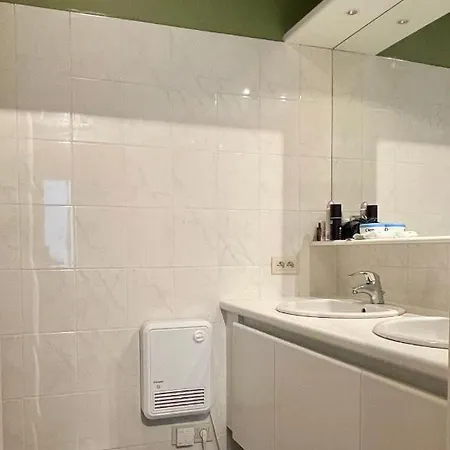 Zijdelings Zeezicht 2 Slaapkamers 2 Badkamers *