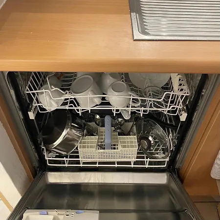 Zijdelings Zeezicht 2 Slaapkamers 2 Badkamers *